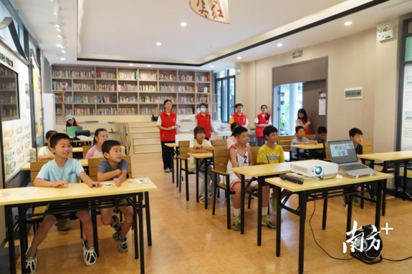 掌上世界 粤韵结硕果：高校学子携粤剧进英德乡村，校地联动谱美育新篇